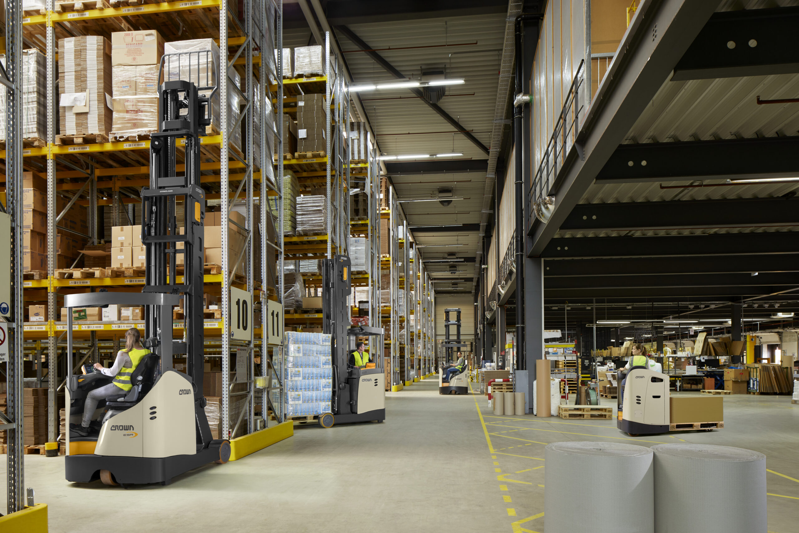 crown targoncák a raktárban